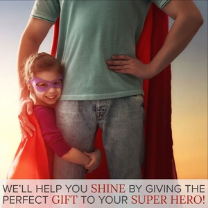 K&ouml;nnte beinhalten: Ein M&auml;dchen mit lila Maske und rotem Umhang umarmt einen Erwachsenen. Der Erwachsene tr&auml;gt ein t&uuml;rkisfarbenes Hemd und Jeans, mit einem roten Umhang. Der Text unten lautet: "WE'LL HELP YOU SHINE BY GIVING THE PERFECT GIFT TO YOUR SUPER HERO!"