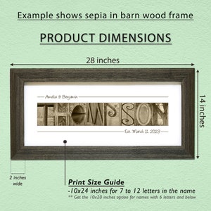 Op de afbeelding: Een sepia-kleurige print van de naam "Thompson" in een rustieke houten lijst. De print is 25,4 cm bij 61 cm en geschikt voor namen met 7 tot 12 letters. De lijst is 71,1 cm breed en 35,6 cm hoog. De print bevat ook de tekst "Amelia & Benjamin" en "Est. March 11, 2023".
