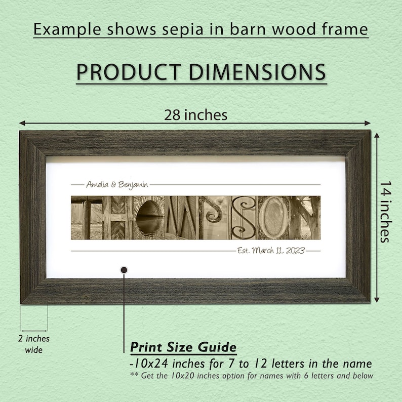 Op de afbeelding: Een sepia-kleurige print van de naam "Thompson" in een rustieke houten lijst. De print is 25,4 cm bij 61 cm en geschikt voor namen met 7 tot 12 letters. De lijst is 71,1 cm breed en 35,6 cm hoog. De print bevat ook de tekst "Amelia & Benjamin" en "Est. March 11, 2023".