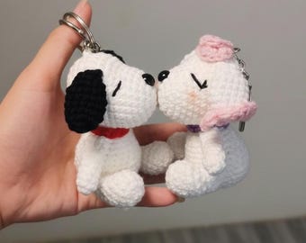 Snoopy all'uncinetto, portachiavi con coppia di Fifi e magnete, portachiavi con teneri cuccioli, decorazione per cani, Snoopy amigurumi, regali per lui e per lei, regalo di San Valentino