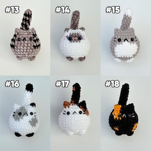 Pu&ograve; includere: Sei piccoli gatti di peluche all'uncinetto, rotondi, etichettati da #13 a #18. Ogni gatto presenta un motivo di colore unico, tra cui grigio tigrato, bianco e marrone, grigio e bianco, bianco con macchie grigie, calico e nero con macchie arancioni.