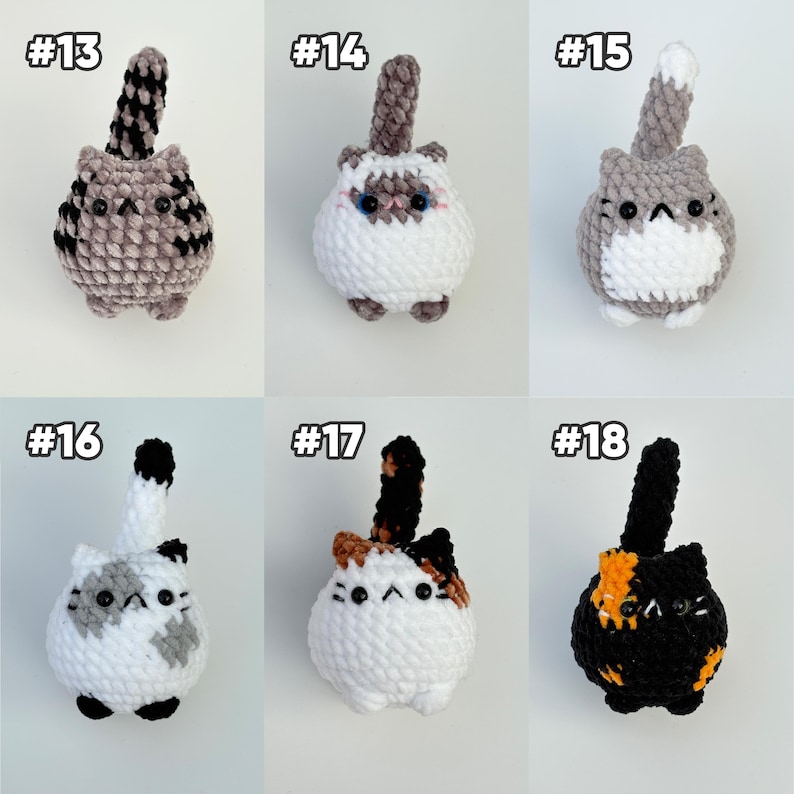 Pu&ograve; includere: Sei piccoli gatti di peluche all'uncinetto, rotondi, etichettati da #13 a #18. Ogni gatto presenta un motivo di colore unico, tra cui grigio tigrato, bianco e marrone, grigio e bianco, bianco con macchie grigie, calico e nero con macchie arancioni.
