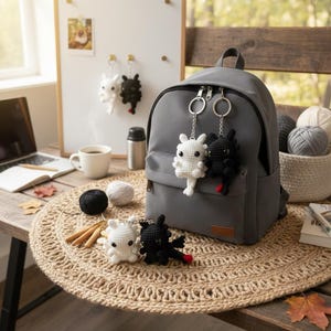 以下が含まれることがあります： 白いセラミックマグカップ、黒いハンドル、手書き風の「But First, Coffee」の文字。 マグカップは白い表面に置かれています。 マグカップの高さは10cmです。