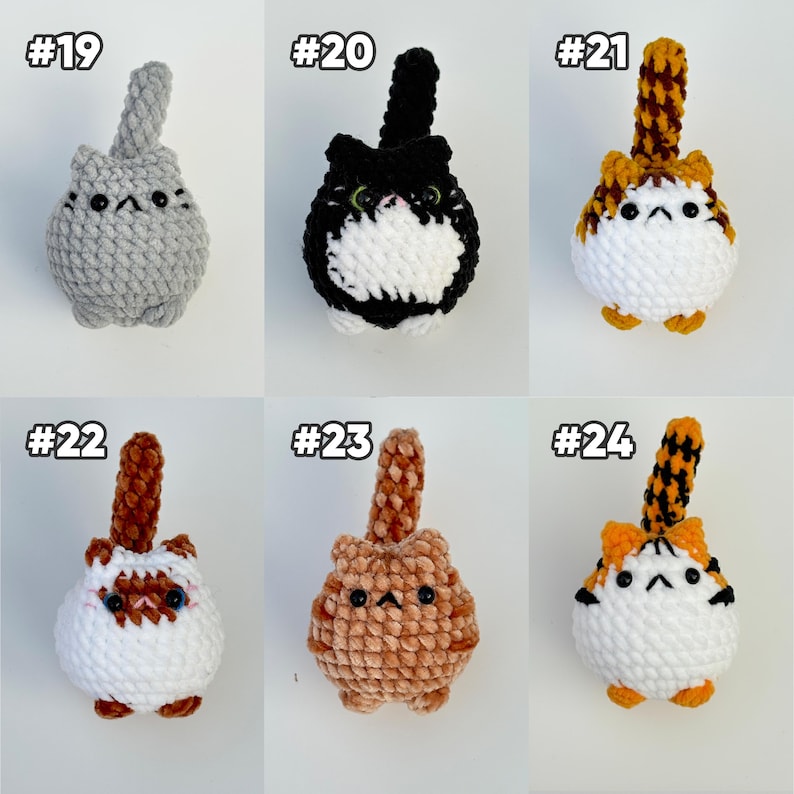 Pu&ograve; includere: Sei piccoli gatti di peluche all'uncinetto etichettati da #19 a #24. Ogni gatto ha un corpo rotondo, orecchie a punta e una coda dritta. I gatti presentano vari motivi di colore, tra cui grigio solido, bianco e nero, bianco e marrone e tigrato arancione.