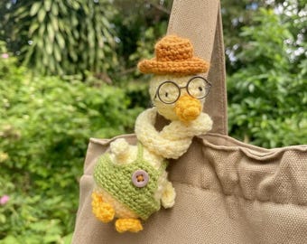 Ganso tonto de cuello largo hecho a mano, amigurumi de ganchillo: adorable con gafas y sombrero, accesorio para bolso, un compañero de escritorio único y un regalo para lectores.