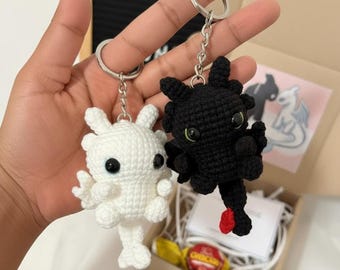 Llavero de dragón de crochet hecho a mano: peluche Furia Nocturna y Furia Luminosa, llavero para pareja, regalo de San Valentín.