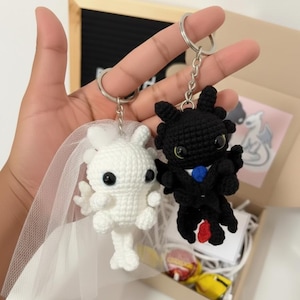 ハンドメイドかぎ針編みドラゴンキーホルダー - ナイトフューリー＆ライトフューリーぬいぐるみ、カップルキーホルダー、バレンタインギフト Wedding couple