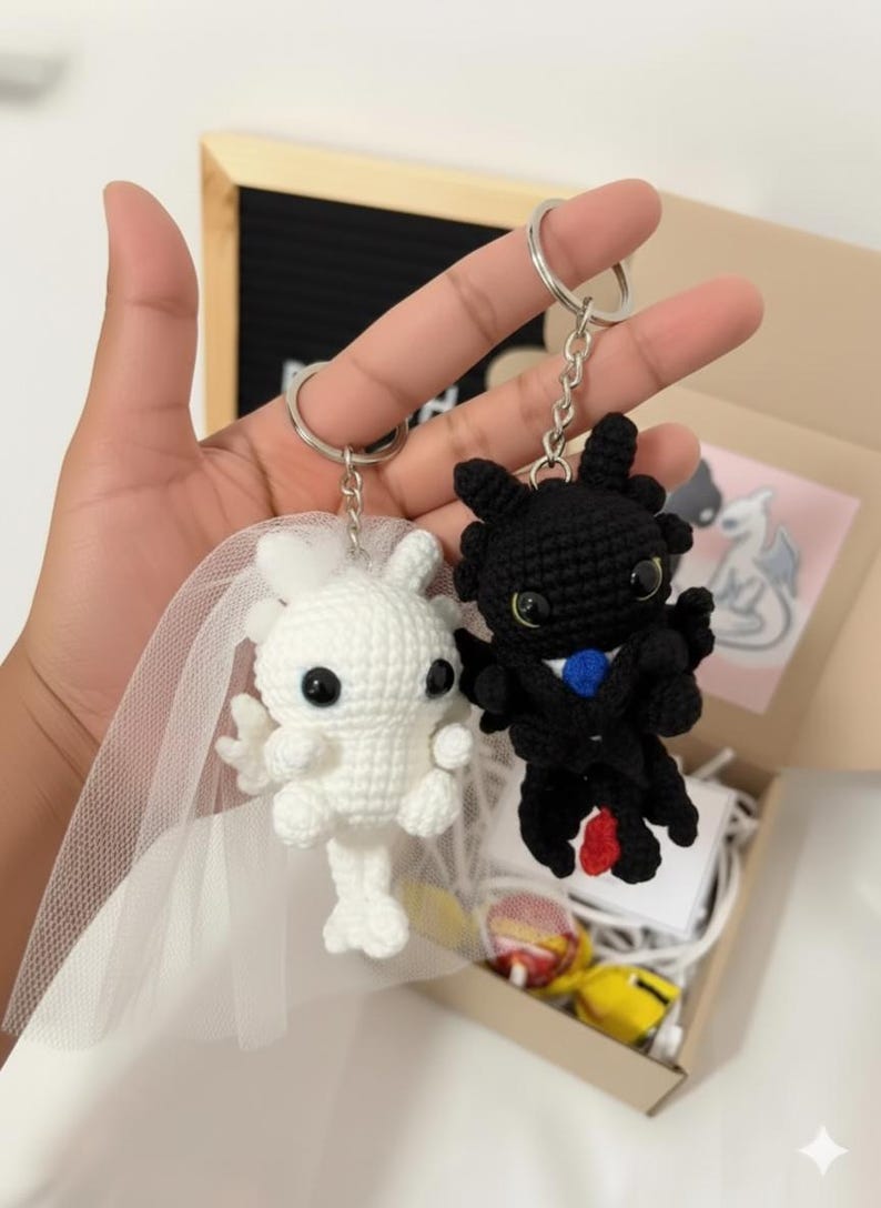 ハンドメイドかぎ針編みドラゴンキーホルダー - ナイトフューリー＆ライトフューリーぬいぐるみ、カップルキーホルダー、バレンタインギフト Wedding couple