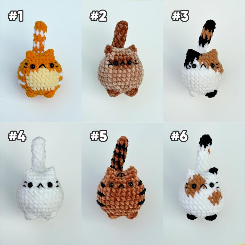 Pu&ograve; includere: Sei peluche di gatto all'uncinetto, numerati da #1 a #6. Ognuno presenta una coda verticale, piccole orecchie, occhi a perla neri e una bocca ricamata. I colori includono strisce arancioni e bianche, marrone tinta unita, calico, bianco tinta unita, tigrato marrone e bianco con macchie marroni e nere.