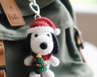 Portachiavi a forma di albero di Natale all'uncinetto raffigurante Snoopy, grazioso ciondolo amigurumi per borsa raffigurante un cucciolo, portachiavi di peluche a forma di cane, regalo per lui e per lei, adora la bambola Snoopy.