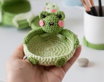 Cute Frog Crochet Coaster, Green Toad Tray, Kawaii Desk Accessory, Handmade Animal Mug Rug, Unique Frog Lover Gift