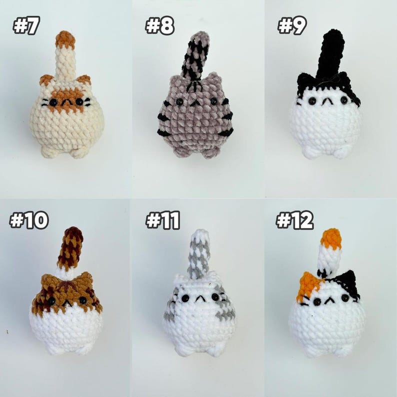 Pu&ograve; includere: Sei peluche di gatto all'uncinetto etichettati da #7 a #12. Ognuno presenta un corpo rotondo, piccole orecchie, una coda verticale e occhi a perla neri. I gatti variano nei motivi di colore, tra cui crema, grigio tigrato, bianco e nero, marrone e bianco.