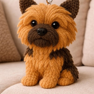 Könnte beinhalten: Ein Set aus drei Keramikbechern mit gesprenkelter, matter Oberfläche. Die Becher sind in Creme-, Hellgrau- und Dunkelgrautönen gehalten. Jeder Becher hat ein schlichtes, minimalistisches Design, ideal für Kaffee oder Tee.