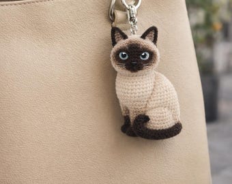 シャム猫のかぎ針編みキーホルダーのパターン PDF | かぎ針編みの猫の