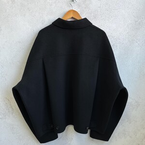 Pode incluir: Uma placa de madeira artesanal com a palavra "Bem-vindo" em uma fonte l&uacute;dica. A placa apresenta um fundo branco desgastado e uma moldura marrom escura, perfeita para uma porta de entrada. A placa mede aproximadamente 30 cm de largura e 15 cm de altura.