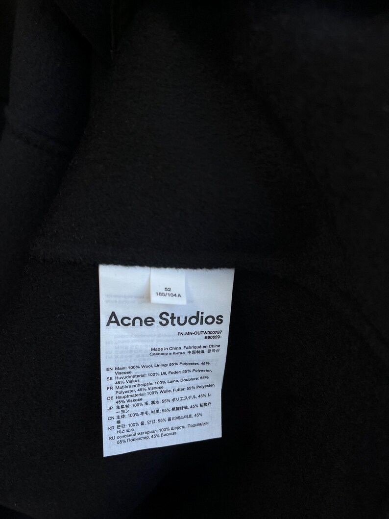 Pode incluir: Uma placa de madeira r&uacute;stica com o texto "Welcome to our home" em estilo manuscrito. A placa &eacute; retangular, com um acabamento desgastado e um design simples e convidativo. Adequada para uso interno ou externo.