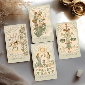 Può includere: Quattro carte dei tarocchi rettangolari con illustrazioni nei toni del crema, verde e arancione. Le carte sono etichettate come Seven of Swords, The Death, The Judgement e Temperance. Ogni carta mostra disegni a linee e figure dettagliate.