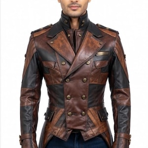 Puede incluir: Chaqueta de cuero marrón y negro con diseño cruzado. La chaqueta presenta un cuello alto, múltiples bolsillos y botones color latón. La chaqueta tiene un corte entallado y un diseño de patchwork único.