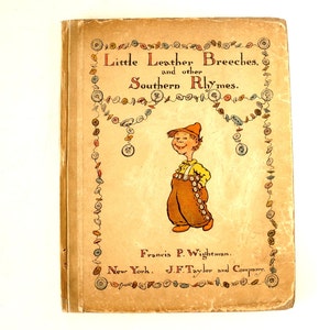 Puede incluir: La portada de un libro infantil vintage titulado "Little Leather Breeches, and other Southern Rhymes." La portada presenta una ilustración de dibujos animados de un niño con un mono y un sombrero, con una hilera de botones alrededor del borde de la portada.