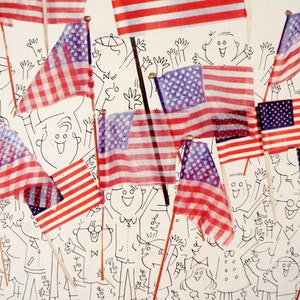 Puede incluir: Una colección de banderas americanas en rojo, blanco y azul, expuestas sobre un fondo blanco con dibujos en blanco y negro de personas que agitan.