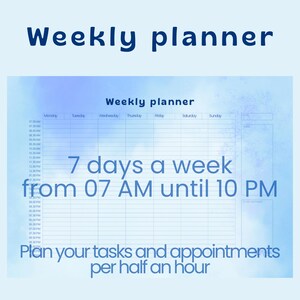 Może przedstawiać: Tygodniowy planer z jasnoniebieskim tłem akwarelowym. Planer jest przeznaczony do planowania zadań i spotkań od 7:00 do 22:00, siedem dni w tygodniu, w odstępach półgodzinnych. Tekst "Weekly planner" znajduje się na górze.