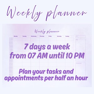 Może przedstawiać: Tygodniowy planer z miękkim fioletowo-białym gradientem w tle. Tekst "Weekly planner" jest napisany kursywą. Planer zawiera przedziały czasowe od 7:00 do 22:00, 7 dni w tygodniu, do planowania zadań i spotkań.