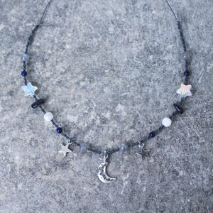 Collana con luna in macramè con pietra di luna e stelle - pendente a forma di mezzaluna - in colori freddi