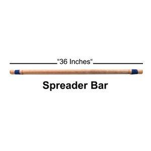 Może przedstawiać: Drewniana rozp&oacute;rka z niebieską taśmą na końcach, o długości 91,44 cm. Pod rozp&oacute;rką napis "Spreader Bar".