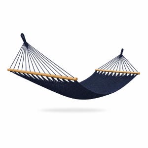 Puede incluir: Una hamaca de cuerda azul marino con una cama de malla tejida suspendida entre dos barras separadoras de madera clara. La hamaca incluye cuerdas de suspensión azul oscuro que convergen en cada extremo en un bucle para su fijación.