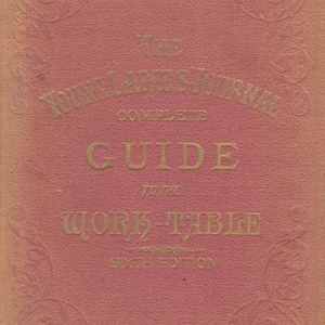 Puede incluir: Una portada de libro vintage en color rosa apagado, con diseños florales en relieve. La inscripción dorada dice "The Young Ladies' Journal Complete Guide to the Work-Table Sixth Edition".