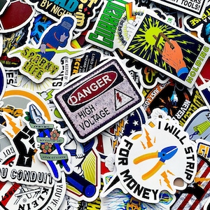 50 slumpmässiga elektrikerklistermärken, roliga linjearbetare-humorklistermärken, högspänningsklistermärken, vattentäta klistermärken för verktygslåda, hjälm, laptop