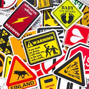 Könnte beinhalten: Eine Sammlung farbenfroher Warn- und Informationsaufkleber. Zu den Designs gehören ein gelber Blitz auf rotem Hintergrund, ein Baby-an-Bord-Schild und ein Warnschild mit Text und einer Grafik.