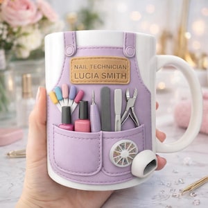 Pode incluir: Caneca de cerâmica branca com um design de avental lavanda com ferramentas de manicure. O avental tem um bolso com frascos de verniz de unhas, limas de unhas e cortadores. A caneca é personalizada com o texto "NAIL TECHNICIAN LUCIA SMITH".
