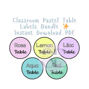 Könnte beinhalten: Eine digitale Download-Grafik mit fünf pastellfarbenen Tischaufklebern: Rose, Zitrone, Flieder, Aqua und Teal. Jedes Etikett ist ein Kreis mit schwarzem Rand und dem Wort „Table“ unter dem Farbnamen. Der Text „Classroom Pastel Table Labels Bundle Instant Download PDF“ steht oben.