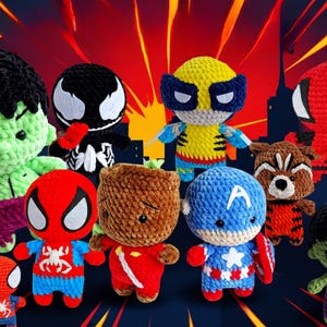 Könnte beinhalten: Eine Sammlung handgefertigter Häkel-Superheldenpuppen, darunter Hulk, Venom, Wolverine, Spider-Man, Captain America und Rocket. Jede Puppe hat leuchtende Farben und detaillierte Designs.