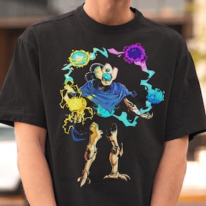 Könnte beinhalten: Schwarzes T-Shirt mit einer farbenfrohen Grafik einer futuristischen Figur mit blauem Umhang und goldenen Roboterbeinen. Das Design umfasst wirbelnde Energieeffekte in Gelb, Blau und Lila. Das T-Shirt wird von einer Person mit Sonnenbrille und schwarzer Kappe getragen.