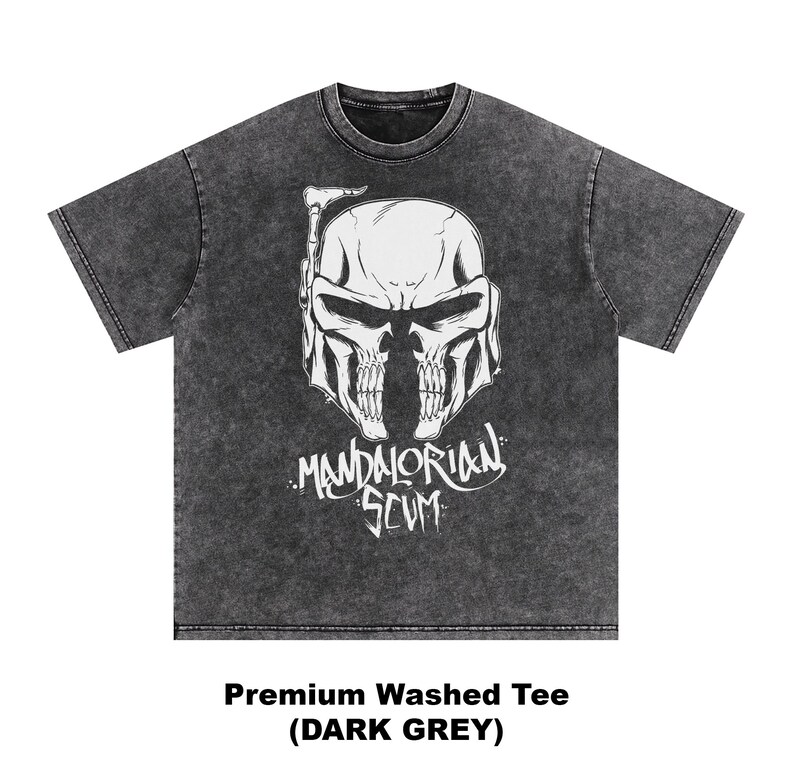 Pu&ograve; includere: T-shirt grigio scuro lavato con una grafica bianca di un casco a forma di teschio e la scritta "Mandalorian Scum". La maglietta &egrave; di colore grigio scuro e ha un aspetto invecchiato. Il testo "Premium Washed Tee (DARK GREY)" &egrave; in basso.