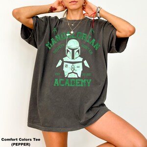 Peut inclure: Ensemble de trois tasses en c&eacute;ramique avec une finition mate et mouchet&eacute;e. Les tasses sont de couleur cr&egrave;me, gris clair et gris fonc&eacute;. Chaque tasse a un design simple et minimaliste avec une anse arrondie.