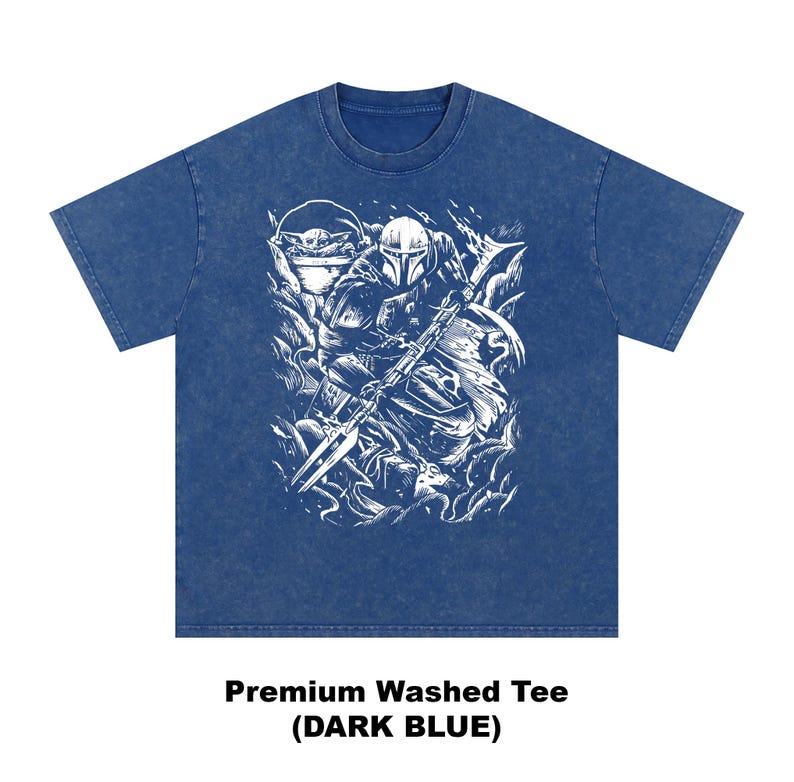 Puede incluir: Camiseta lavada premium azul oscuro con un gr&aacute;fico blanco de un personaje con casco y arma, y una peque&ntilde;a criatura. El texto "Premium Washed Tee (DARK BLUE)" est&aacute; impreso en la parte inferior.