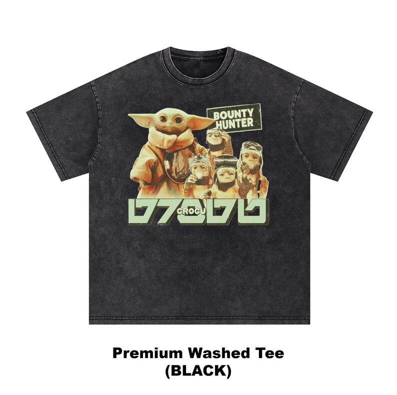 K&ouml;nnte beinhalten: Schwarz gewaschenes T-Shirt mit einer Grafik eines Charakters mit gro&szlig;en Ohren und anderen Charakteren mit dem Text "Bounty Hunter" und "GROCU". Das T-Shirt ist ein Premium-Waschstil.
