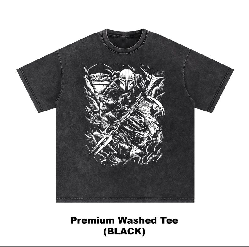 Puede incluir: Camiseta negra lavada con un gr&aacute;fico blanco de un guerrero mandaloriano y Grogu. El dise&ntilde;o presenta una figura con casco y arma, con el texto "Premium Washed Tee (BLACK)". La camiseta tiene cuello redondo.