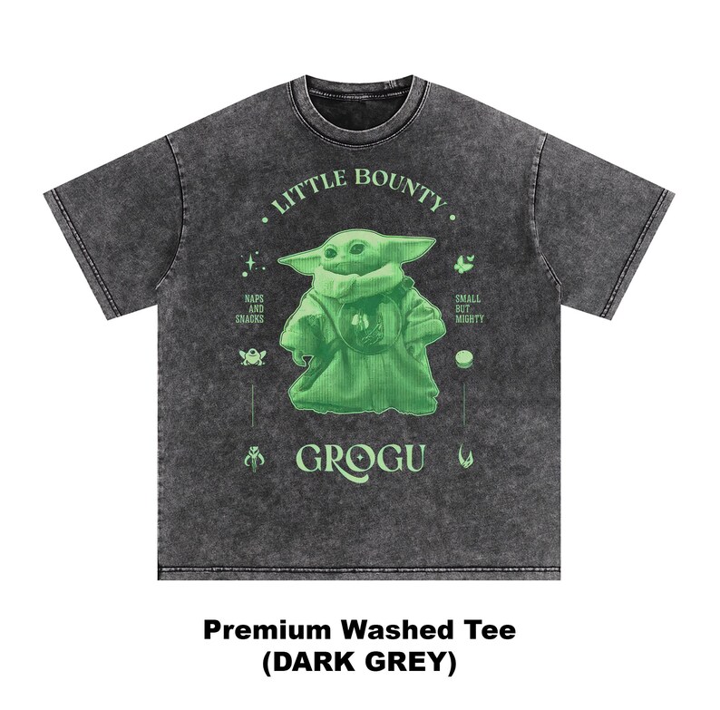 Op de afbeelding: Donkergrijs T-shirt met een groene Grogu-afbeelding. Het shirt heeft de tekst "Little Bounty" en "Grogu", samen met andere kleine afbeeldingen. Het shirt is gelabeld "Premium Washed Tee (DARK GREY)".