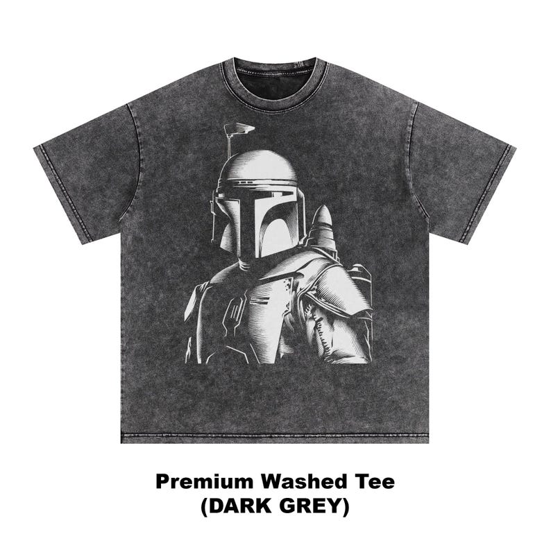 K&ouml;nnte beinhalten: Dunkelgraues, ausgewaschenes T-Shirt mit einer wei&szlig;en Illustration einer Figur mit Helm. Die Grafik ist mittig auf der Vorderseite platziert. Der Text "Premium Washed Tee (DARK GREY)" ist darunter gedruckt.