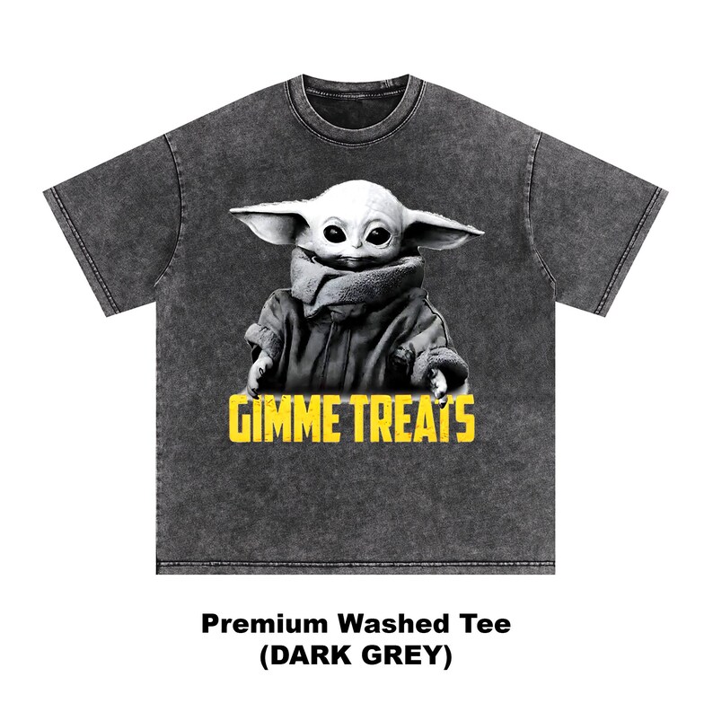 Op de afbeelding: Donkergrijs T-shirt met een zwart-wit afbeelding van een personage met grote oren en de tekst "GIMME TREATS" in het geel. Het shirt is een premium gewassen T-shirt.