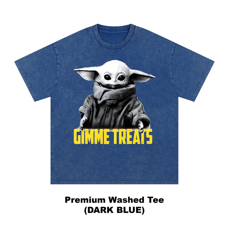 Op de afbeelding: Donkerblauwe premium gewassen T-shirt met een zwart-wit afbeelding van een personage met grote oren en de tekst "GIMME TREATS" in het geel. Het shirt heeft een ronde hals.
