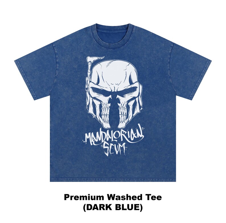 Pu&ograve; includere: T-shirt blu scuro con grafica bianca di un casco a forma di teschio e la scritta "Mandalorian Scum". La maglietta &egrave; una t-shirt lavata di alta qualit&agrave;. Il testo "Premium Washed Tee (DARK BLUE)" &egrave; in basso.
