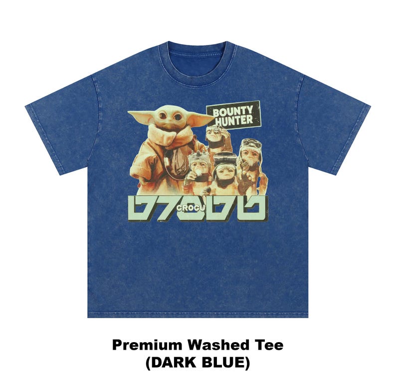 K&ouml;nnte beinhalten: Dunkelblaues Premium-Wasch-T-Shirt mit einer Grafik von Grogu und anderen Charakteren aus der Star Wars-Serie. Die Grafik enth&auml;lt den Text "Bounty Hunter" und "Grogu" im Retro-Stil. Das Shirt ist dunkelblau.