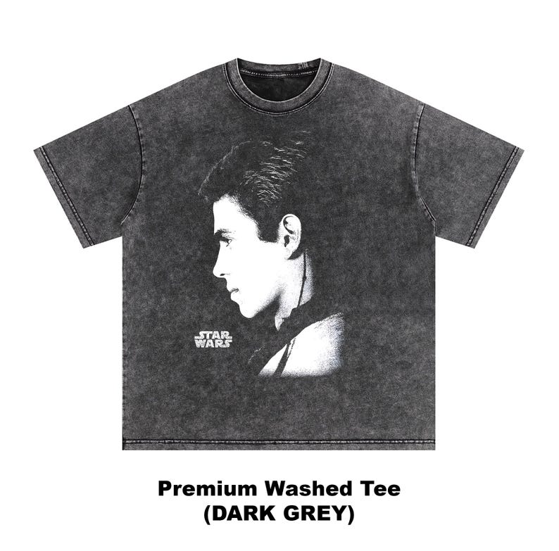 Op de afbeelding: Donkergrijs T-shirt met een zwart-wit profiel van een persoon. Het Star Wars-logo is links onderin zichtbaar. De tekst "Premium Washed Tee (DARK GREY)" staat onderaan het T-shirt.
