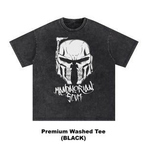 Pu&ograve; includere: T-shirt nera lavata con una grafica bianca di un casco a forma di teschio e la scritta "Mandalorian Scum". La maglietta &egrave; una t-shirt lavata di alta qualit&agrave;. Il testo "Premium Washed Tee (BLACK)" &egrave; in basso nell'immagine.