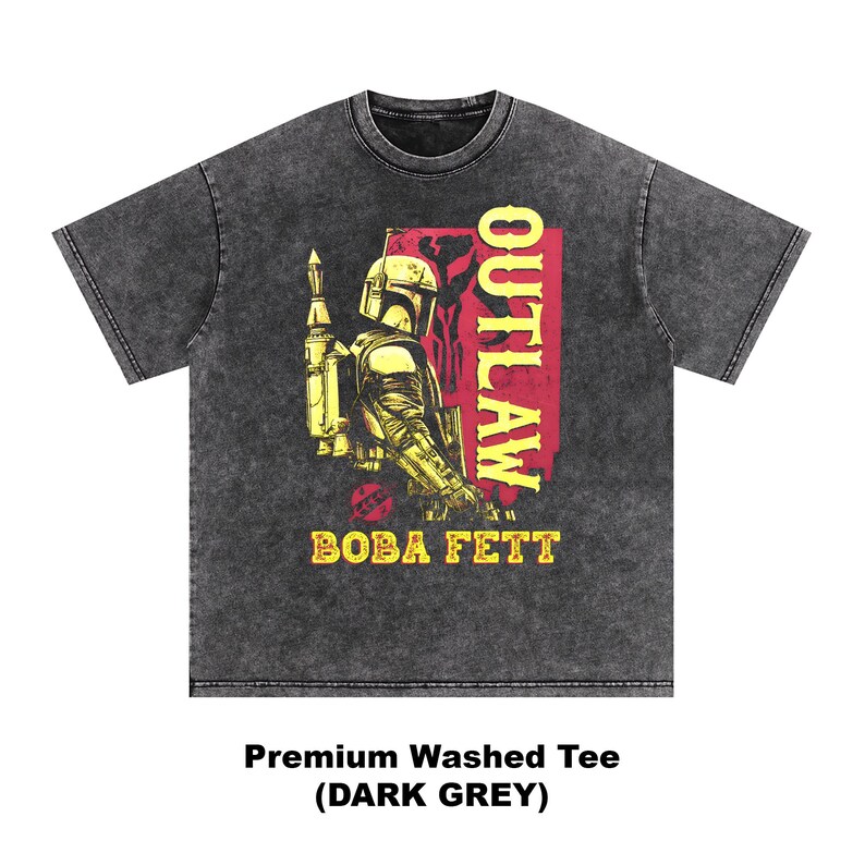 Puede incluir: Camiseta gris oscuro con un gr&aacute;fico de Boba Fett y la palabra "OUTLAW" en rojo y amarillo. El texto "BOBA FETT" est&aacute; debajo de la imagen. La camiseta es una camiseta lavada de primera calidad.